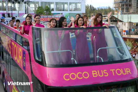 Giới trẻ hào hứng trải nghiệm xe buýt Coco Bus Tour. (Ảnh: Trần Lê Lâm/Vietnam+)