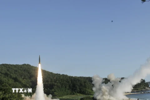 Tên lửa được phóng trong cuộc tập trận chung Mỹ - Hàn ở bờ biển phía đông Hàn Quốc ngày 5/7. (Nguồn: EPA/TTXVN)
