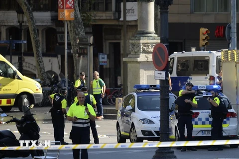Cảnh sát phong tỏa khu vực xảy ra vụ tấn công bằng xe tải ở Barcelona ngày 17/8. (Nguồn: AFP/TTXVN)
