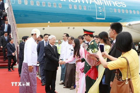 Cán bộ, nhân viên Đại sứ quán Việt Nam đón Tổng Bí thư Nguyễn Phú Trọng tại sân bay ​quốc tế Nay Pyi Taw. (Ảnh: Trí Dũng/TTXVN)