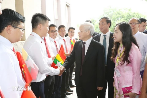 Cán bộ, nhân viên Đại sứ quán Việt Nam đón Tổng Bí thư Nguyễn Phú Trọng tại sân bay Quốc tế Nay Pyi Taw. (Ảnh: Trí Dũng/TTXVN)