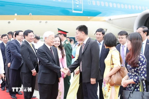 Cán bộ, nhân viên Đại sứ quán Việt Nam đón Tổng Bí thư Nguyễn Phú Trọng tại sân bay Quốc tế Naypyidaw. (Ảnh: Trí Dũng/TTXVN)