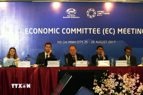 Đại diện các nền kinh tế phát biểu tại cuộc họp Ủy ban kinh tế (EC). (Ảnh: Hoàng Hải/TTXVN)