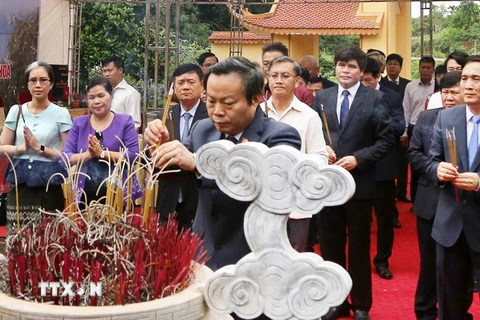 Các đại biểu thắp hương tưởng niệm tại Đền Chu Hưng, xã Ấm Hạ, huyện Hạ Hòa. (Ảnh: Trung Kiên/TTXVN)
