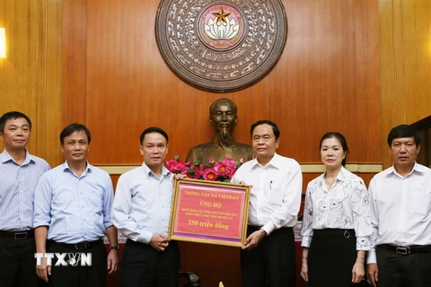 Tổng Giám đốc TTXVN Nguyễn Đức Lợi đến trao 250 triệu đồng tiền ủng hộ của cán bộ, phóng viên, biên tập viên, công nhân viên và người lao động TTXVN. (Ảnh: Nguyễn Dân/TTXVN)