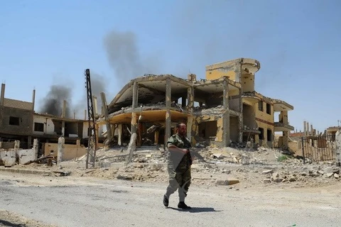 Binh sỹ Syria trong cuộc chiến chống tổ chức IS ở thành phố Al-Sukhnah. (Nguồn: THX/TTXVN)