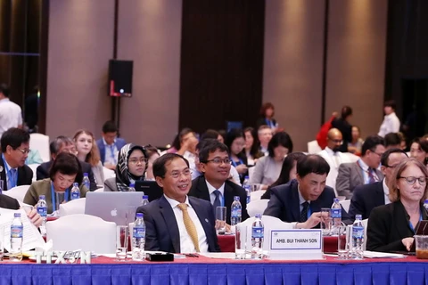 Thứ trưởng Thường trực Bộ Ngoại giao Bùi Thanh Sơn (ở giữa), Phó Chủ tịch Ủy ban Quốc gia APEC 2017, Chủ tịch SOM APEC 2017 dự hội thảo. (Ảnh: Văn Điệp/TTXVN)