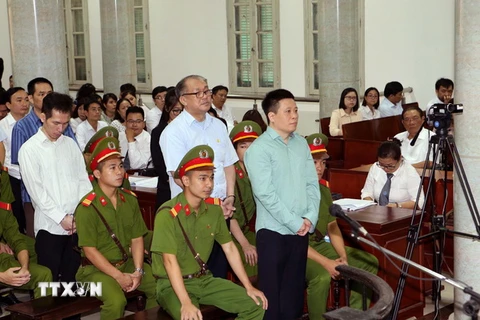 Bị cáo Hà Văn Thắm, nguyên Chủ tịch Hội đồng quản trị Ngân hàng Thương mại cổ phần Đại Dương đứng trước vành móng ngựa. (Ảnh: Doãn Tấn/TTXVN)