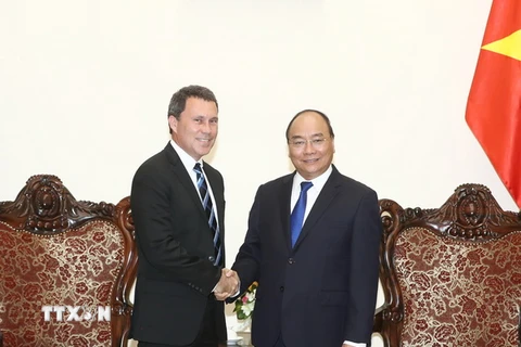 Thủ tướng Nguyễn Xuân Phúc tiếp ông Jon Gibbs, Phó Chủ tịch Tập đoàn dầu khí ExxonMobil (Hoa Kỳ) phụ trách khu vực Châu Á-Thái Bình Dương và Trung Đông. (Ảnh: Thống Nhất/TTXVN)