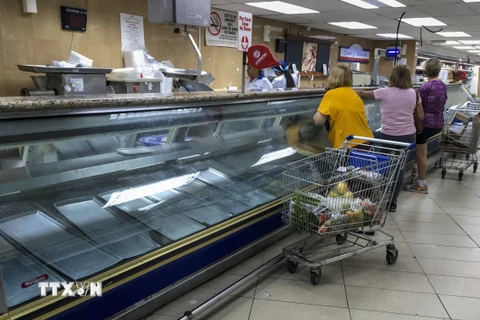 Các kệ hàng trống trơn tại một siêu thị ở Caracas, Venezuela ngày 24/7 do người dân tích trữ hàng hóa. (Nguồn: EPA/TTXVN)