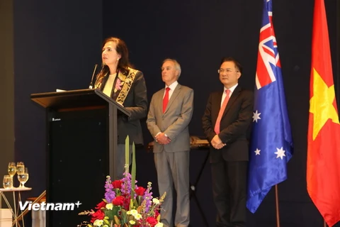Bộ trưởng phụ trách Phát triển Quốc tế và Thái Bình Dương của Australia Fierrawanti-Wells phát biểu tại buổi lễ. (Ảnh: Khánh Linh/Vietnam+)