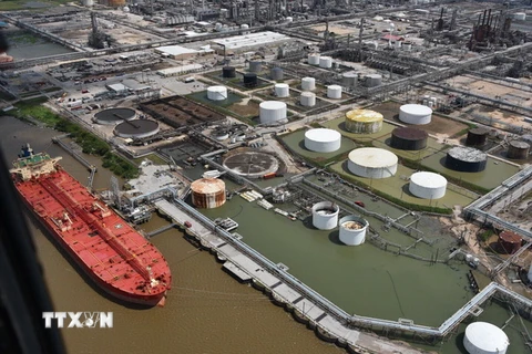 Quang cảnh một nhà máy lọc dầu ở Houston, Texas sau khi bão Harvey đổ bộ ngày 31/8. (Nguồn: EPA/TTXVN)