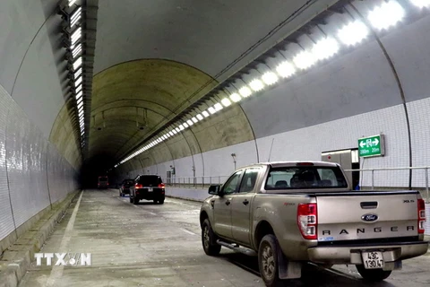 Phương tiện lưu thông qua hầm đường bộ Đèo Cả trong ngày thông xe. (Ảnh: Thế Lập/TTXVN)