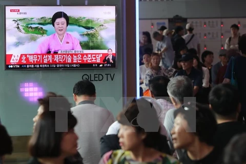 Người dân Hàn Quốc theo dõi bản tin về vụ thử hạt nhân của Triều Tiên trên màn hình tivi tại nhà ga ở Seoul ngày 3/9. (Nguồn: EPA/TTXVN)