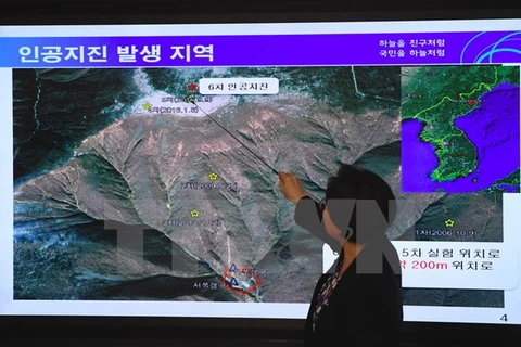 Giám đốc Trung tâm núi lửa và động đất Hàn Quốc Lee Mi-Seon công bố hình ảnh biểu đồ sóng địa chấn sau vụ động đất được cho là thử hạt nhân của Triều Tiên. (Nguồn: AFP/TTXVN)