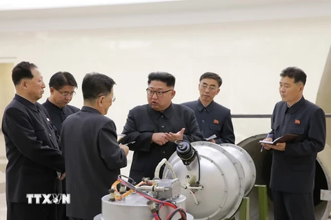 Nhà lãnh đạo Triều Tiên Kim Jong-un (thứ 3, phải) kiểm tra quả bom H tại một địa điểm bí mật ngày 3/9. (Nguồn: EPA/TTXVN)
