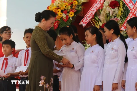 Chủ tịch Quốc hội Nguyễn Thị Kim Ngân trao học bổng cho các học sinh nghèo vượt khó, học giỏi. (Ảnh: Minh Trí/TTXVN)