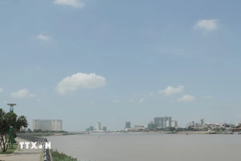 Một góc Thủ đô Phnom Penh, Campuchia nhìn từ bên bờ kia sông Mekong. (Ảnh: Trần Chí Hùng/TTXVN)