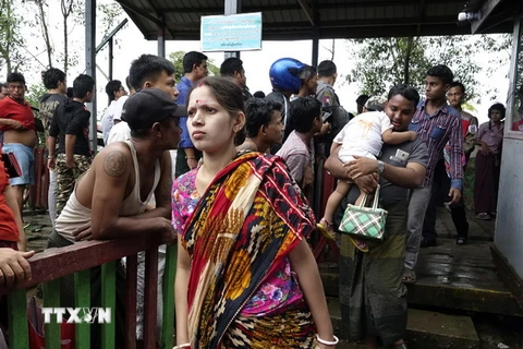 Người dân sơ tán khỏi khu vực xảy ra xung đột bạo lực ở bang Rakhine ngày 30/8. (Nguồn: EPA/TTXVN)