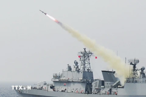 Tên lửa Harpoon được phóng từ tàu khu trục Yang Manchun trong cuộc tập trận chung của không quân và hải quân Hàn Quốc ở vùng biển phía đông nước này ngày 6/7. (Nguồn: Yonhap/TTXVN)