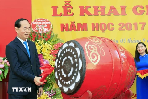 Chủ tịch nước Trần Đại Quang đánh trống khai giảng năm học mới 2017-2018. (Ảnh: Nhan Sáng/TTXVN)