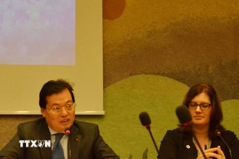 Đại sứ Dương Chí Dũng, Trưởng Phái đoàn Việt Nam tại Geneva phát biểu tại hội thảo. (Ảnh: Hoàng Hoa/TTXVN)