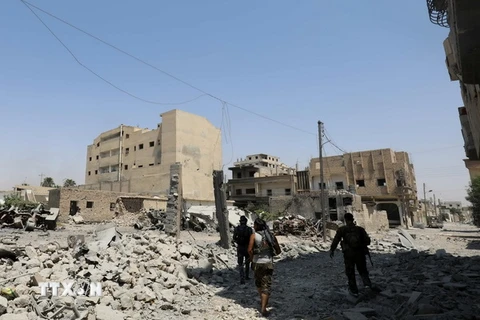 Cảnh đổ nát sau các vụ không kích ở Raqa. (Nguồn: AFP/TTXVN)
