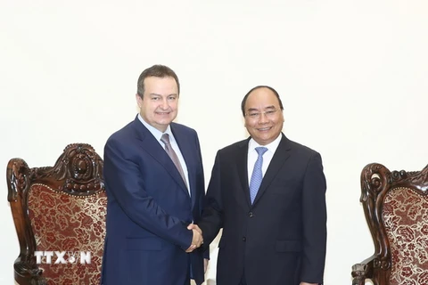 Thủ tướng Nguyễn Xuân Phúc tiếp Phó Thủ tướng thứ nhất, Bộ trưởng Ngoại giao Serbia Ivica Dacic đang ở thăm chính thức Việt Nam. (Ảnh: Thống Nhất/TTXVN)