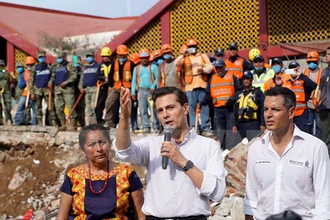 Tổng thống Mexico Enrique Peña Nieto (giữa, phía trước) tới thăm thành phố Juchitan de Zaragoza, bang Oaxaca sau động đất ngày 8/9. (Nguồn: THX/TTXVN)