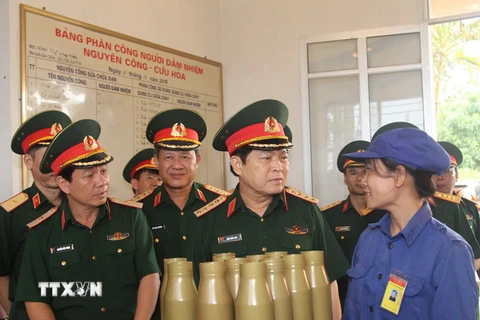Đại tướng Ngô Xuân Lịch, Bộ trưởng BQP và đoàn công tác thăm phân xưởng sửa chữa đạn của Xưởng X264, Cục Quân khí, Tổng cục Kỹ thuật. (Ảnh: Minh Tuấn/TTXVN phát)
