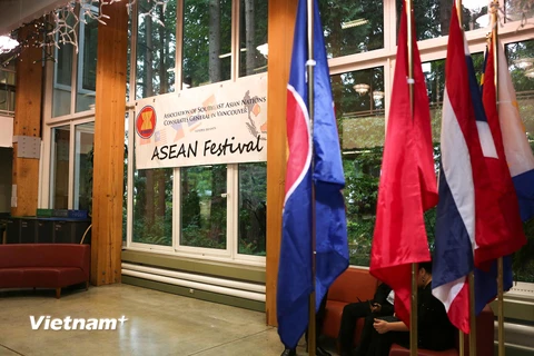 Lễ hội ASEAN 2017 có chủ đề “Ấm áp Đông Nam Á”. Đây là hoạt động thường niên do Tổng lãnh sự quán 5 nước ASEAN tại Vancouver, bao gồm Indonesia, Malaysia, Phlippines, Thái Lan và Việt Nam, phối hợp tổ chức. (Ảnh: Vũ Hà-Minh Đức/Vietnam+)