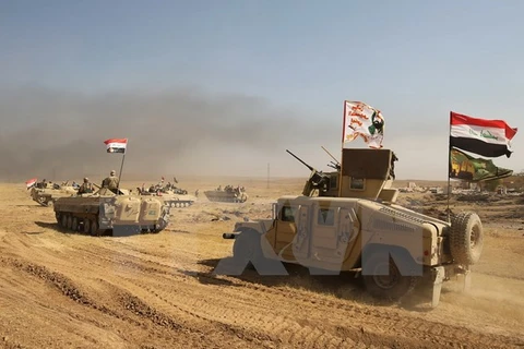 Các lực lượng Iraq tiến vào làng al-Ayadieh, phía bắc khu vực Tal Afar trong chiến dịch giải phóng khu vực này từ phiến quân IS ngày 28/8. (Nguồn: AFP/TTXVN)