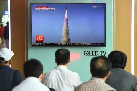 Người dân Hàn Quốc theo dõi thông tin về các vụ phóng tên lửa của Triều Tiên.(Nguồn: AFP)