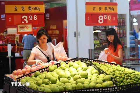 Người dân mua sắm tại một siêu thị ở Trùng Khánh, tây nam Trung Quốc ngày 9/8. (Nguồn: THX/TTXVN)