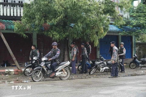 Cảnh sát Myanmar tuần tra tại thị trấn Maungdaw, bang Rakhine ngày 31/8. (Nguồn: AFP/TTXVN)
