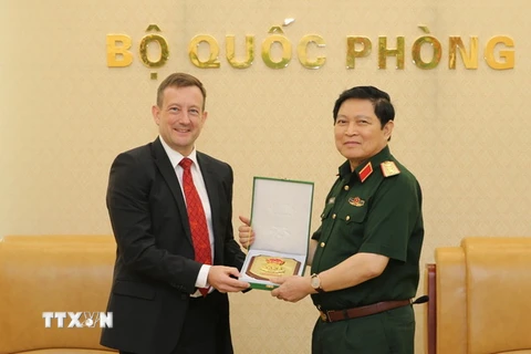 Đại tướng Ngô Xuân Lịch, Bộ trưởng Bộ Quốc phòng tiếp Ngài Bertrand Lortholary, Đại sứ Cộng hòa Pháp tại Việt Nam. (Ảnh: Minh Khánh/TTXVN phát)