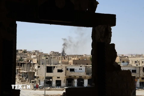 Khói bốc lên trong cuộc giao tranh giữa quân đội Syria và phiến quân IS tại thành phố Al-Sukhnah, cửa ngõ tỉnh Deir al-Zour ngày 13/8. (Nguồn: THX/TTXVN)