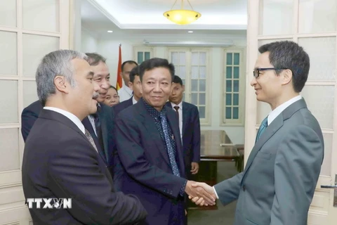 Phó Thủ tướng Vũ Đức Đam tiếp đoàn Hãng Thông tấn Campuchia (AKP) do ông Keo Chandara, Phó Tổng Giám đốc làm trưởng đoàn đang thăm và làm việc tại Việt Nam. (Ảnh: Phương Hoa/TTXVN)