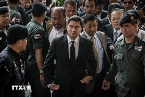 Cựu Thủ tướng Thái Lan Abhisit Vejjajiva (giữa) tới tòa án ở Bangkok ngày 12/12/2013. AFP/ TTXVN)
