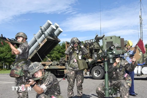 Binh sỹ Hàn Quốc triển khai các bệ phóng tên lửa tại tỉnh Donghae ngày 25/8. (Nguồn: EPA/TTXVN)