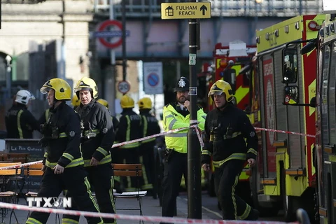 Cảnh sát làm nhiệm vụ tại hiện trường vụ nổ trên tàu điện ngầm ở London ngày 15/9. (Nguồn: AFP/TTXVN)