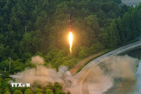 Một vụ phóng tên lửa đạn đạo được điều khiển bằng hệ thống dẫn đường chính xác của Triều Tiên ngày 29/5. (Nguồn: YONHAP/TTXVN)