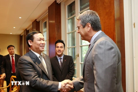 Phó Thủ tướng Vương Đình Huệ gặp, làm việc với Tổng Giám đốc WTO, ông Roberto Azevedo. (Ảnh: Hoàng Hoa/TTXVN)