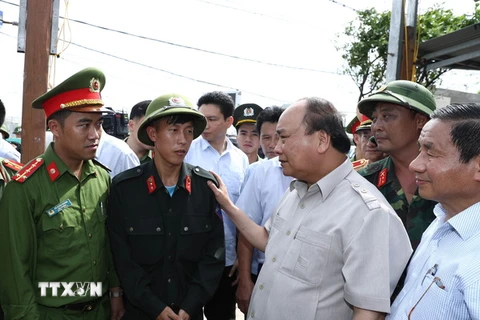 Thủ tướng Nguyễn Xuân Phúc đi thị sát, kiểm tra công tác khắc phục hậu quả cơn bão số 10 tại huyện Kỳ Anh, tỉnh Hà Tĩnh. (Ảnh: Thống Nhất/TTXVN)