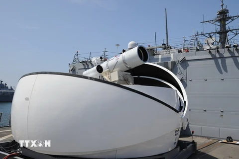 Hệ thống vũ khí Laser (LaWS) của Hải quân Mỹ được lắp đặt trên tàu khu trục USS Dewey (DDG 105) ở San Diego, California, Mỹ. Ảnh minh họa. (Nguồn: EPA/TTXVN)