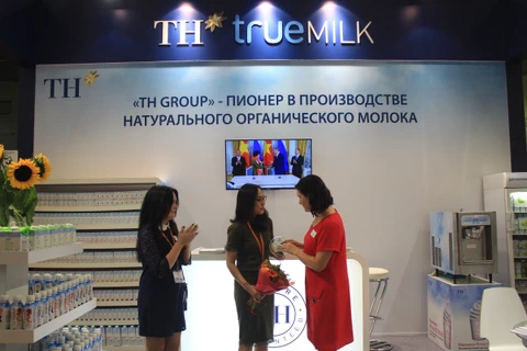 Đại diện tập đoàn TH nhận biểu trưng “Sản phẩm mới xuất sắc nhất năm 2017” dành cho TH true MILK Organic. (Nguồn: Vietnam+)
