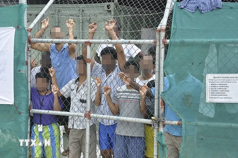 hững người xin tị nạn tại Australia bị giam giữ trên đảo Manus ở Papua New Guinea ngày 21/3/2014. (Nguồn: EPA/TTXVN)