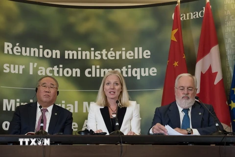 Bộ trưởng Môi trường Canada Catherine McKenna (giữa) phát biểu khai mạc hội nghị. (Nguồn: AFP/TTXVN)