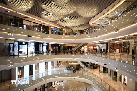 Người dân mua sắm tại trung tâm thương mại ở thành phố Thượng Hải.(Nguồn: AFP/TTXVN)