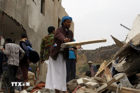Người dân Yemen tìm kiếm nạn nhân bị vùi lấp trong vụ không kích ở Sanaa ngày 25/8. (Nguồn: EPA/TTXVN)